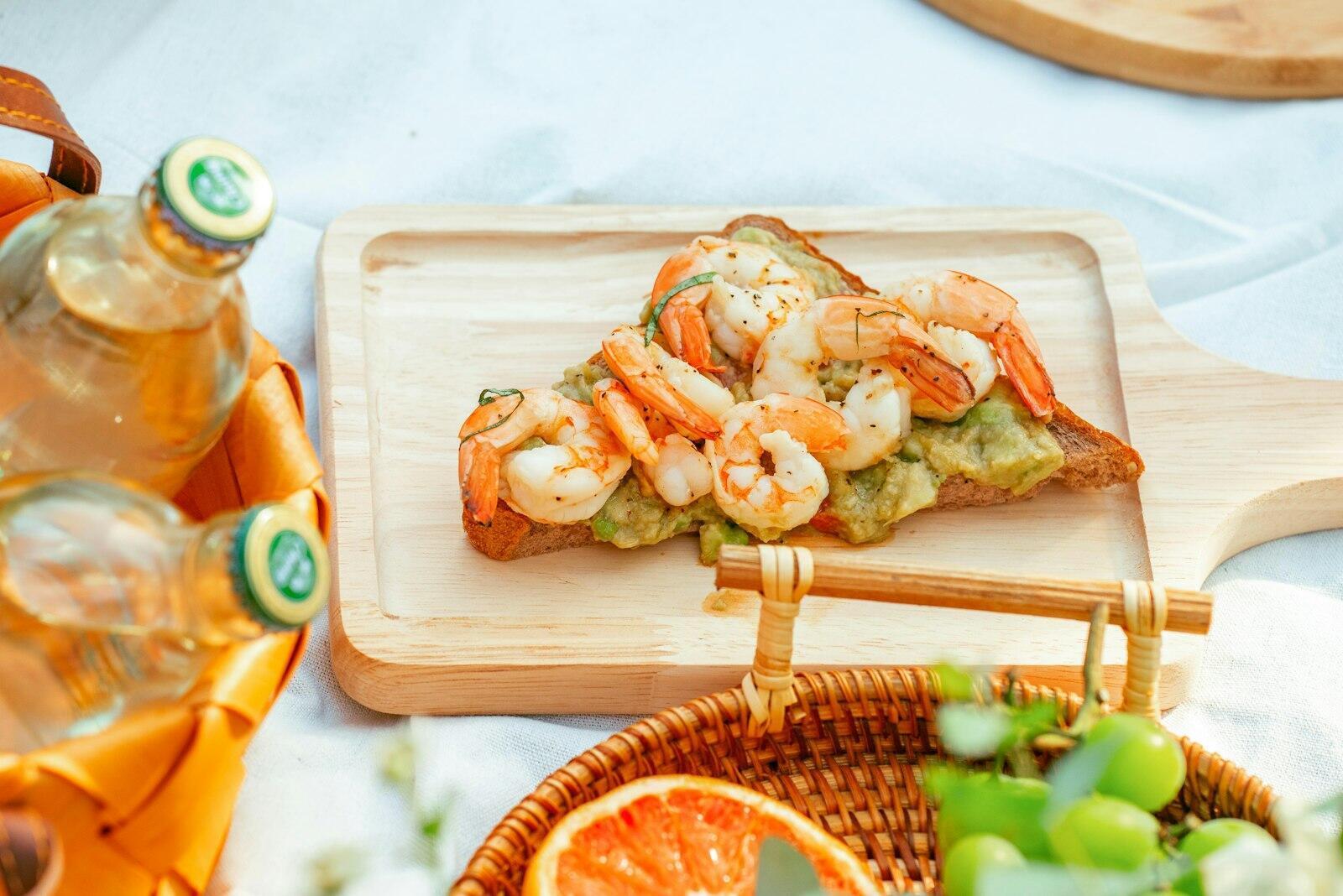 Toast Skagen – klassiskt recept Räkor på en skärbräda av trä
