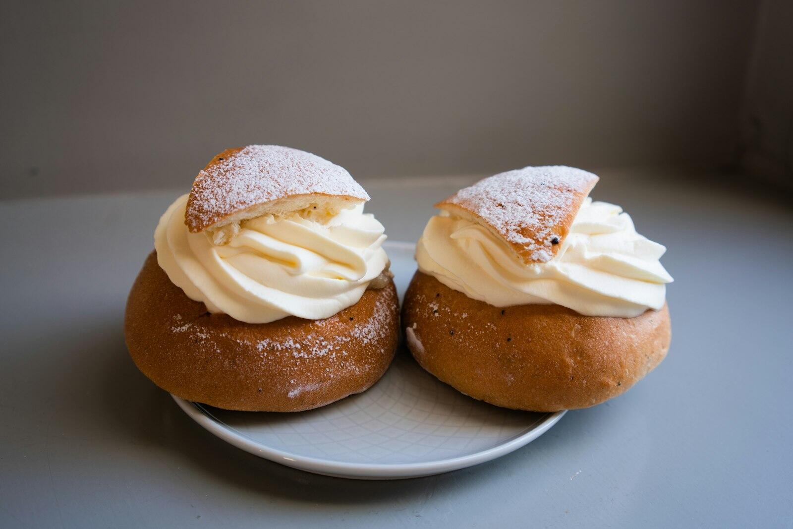 Semlor – klassiskt recept Semlor på en vit tallrik